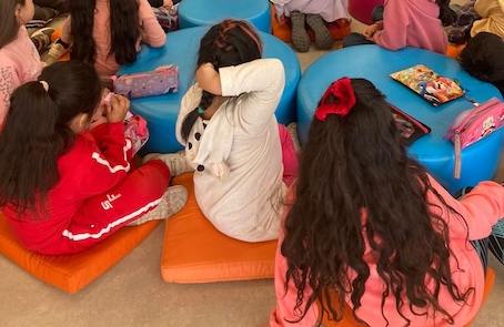 Niños y niñas de pre-básica en la hora del cuento