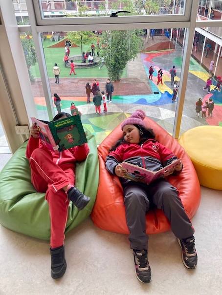 Niños de pre-básica disfrutando de la lectura