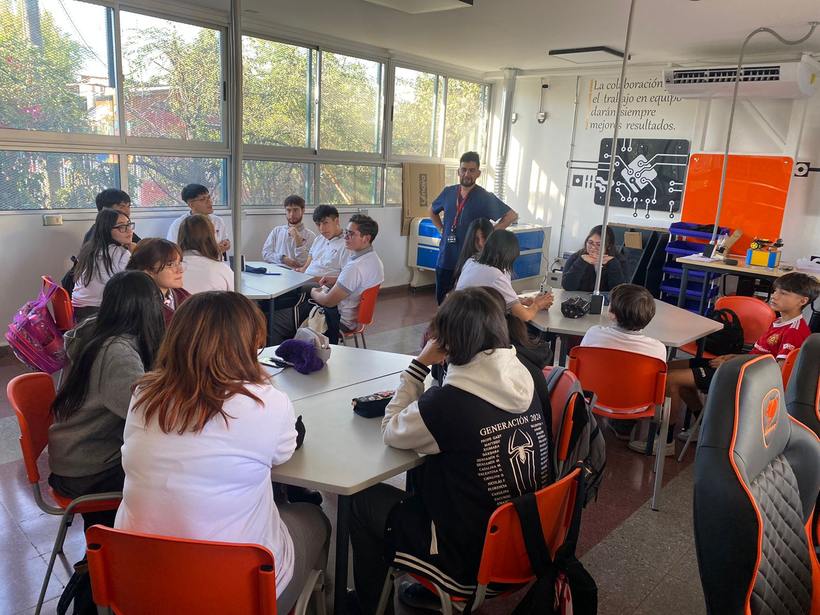 Estudiantes trabajando por proyectos en equipo