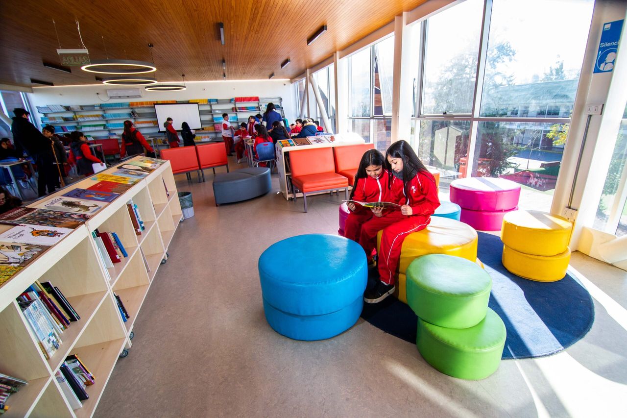 Biblioteca abierta y luminosa