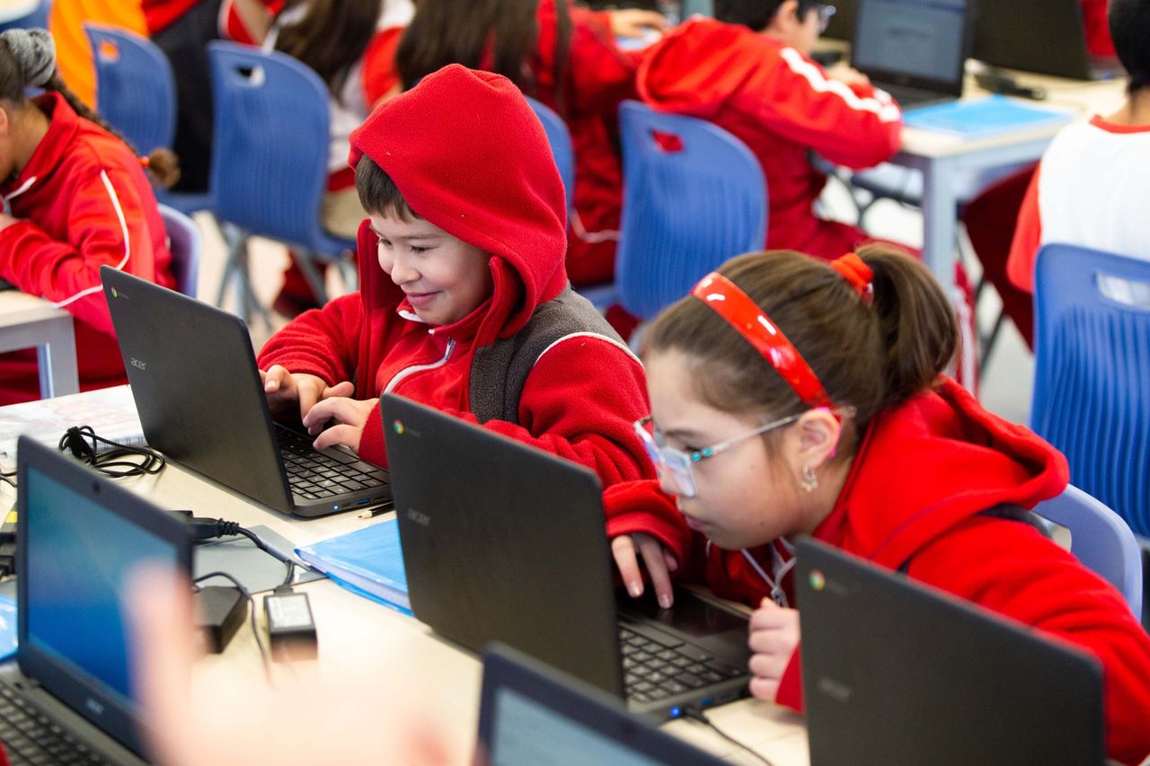 Estudiantes programando