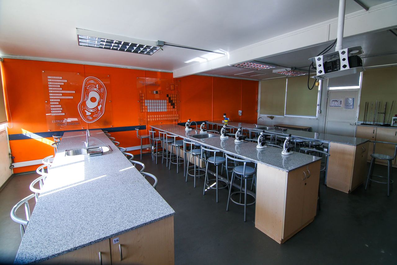 Laboratorio de ciencias equipado