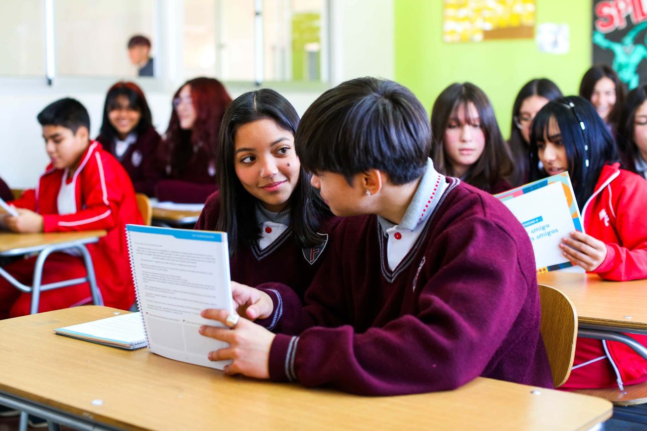 Estudiantes en diálogo y lectura