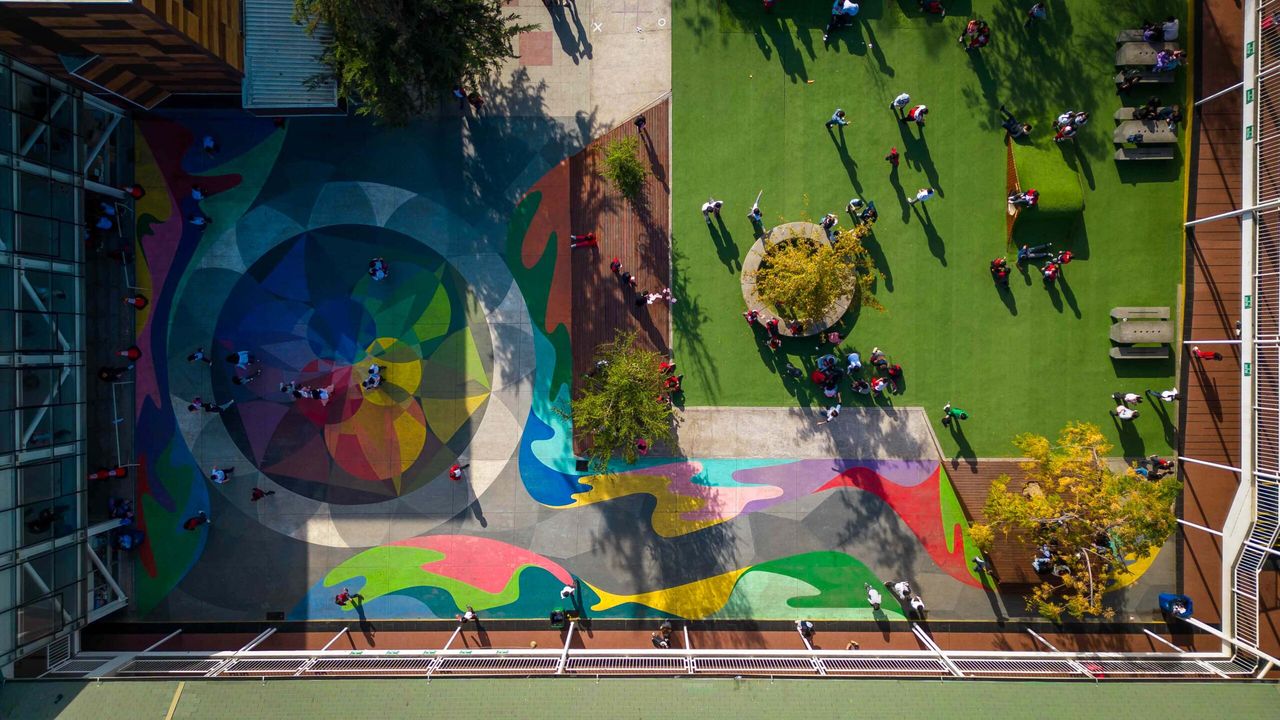 Mural artístico y patios del colegio
