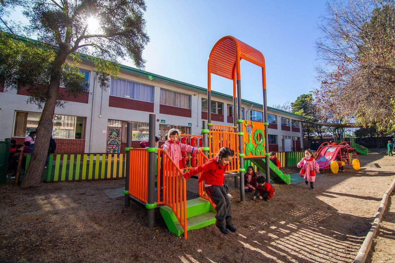 Patio y juegos exclusivos de pre-básica del Colegio San Fernando de Peñalolén