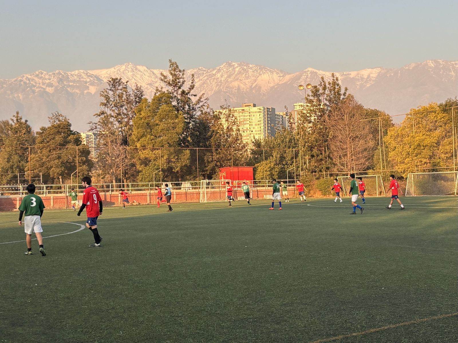 Cancha deportiva del Colegio San Fernando con la cordillera de fondo